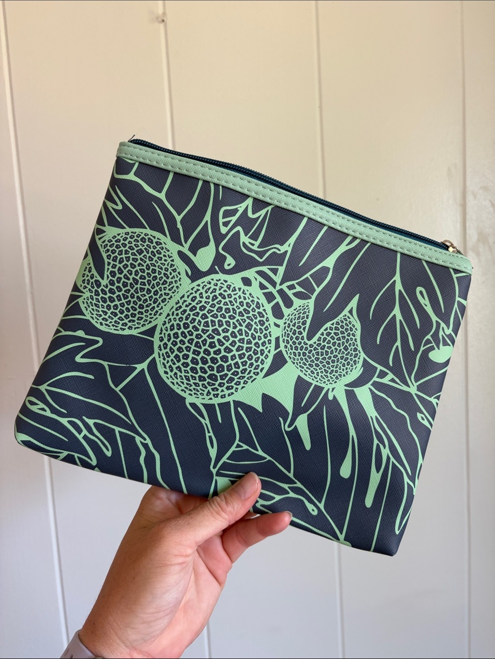 NEW Manaola women’s clutch